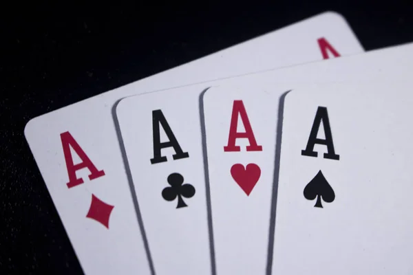 Siyah Arka Plan Üzerine Düzenlenen Poker Kartların Görünümü Kadar Kapatın — Stok fotoğraf