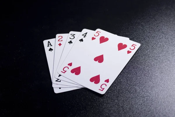 Sötét Fekete Háttér Egyenes Póker Kártya — Stock Fotó