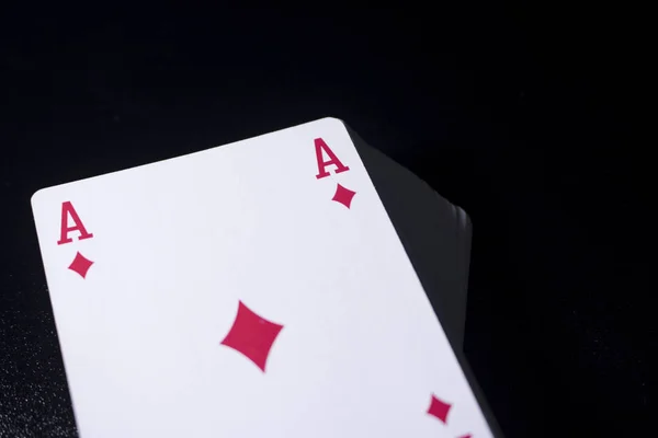 暗い黒い背景にエース ポーカー カード スタック デッキ — ストック写真
