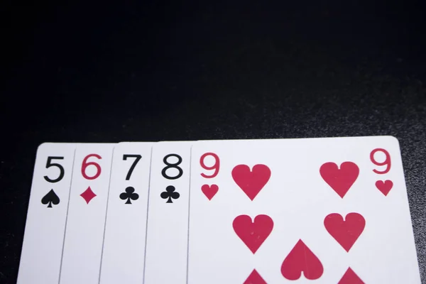 Gerade Pokerkarte Auf Dunkelschwarzem Hintergrund — Stockfoto