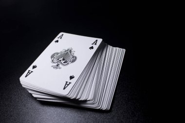 poker kart yığınını görünümü siyah arka plan üzerine kadar kapatın