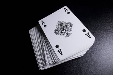 poker kart yığınını görünümü siyah arka plan üzerine kadar kapatın