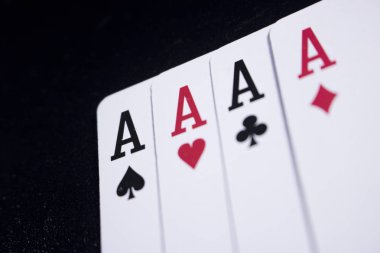 ası dört bir tür poker kart koyu siyah arka plan üzerine