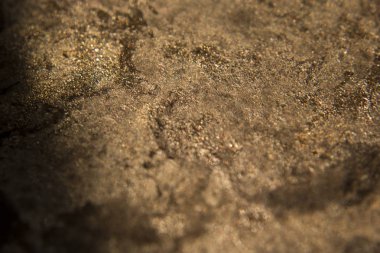 Karanlık yıpranmış paslı metal doku tema tek odak fotoğraf