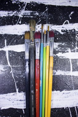 Eski siyah beyaz akrilik boya tuval üzerine boya fırçası