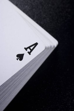 Ace poker kart yığını güverte koyu siyah arka plan üzerine
