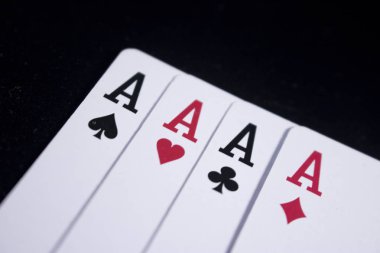 ası dört bir tür poker kart koyu siyah arka plan üzerine