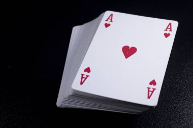 Ace poker kart yığını güverte koyu siyah arka plan üzerine