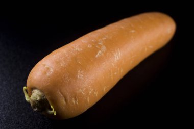 makro ayrıntı havuç siyah arka plan üzerine kapatın