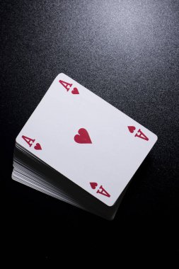 poker kart yığınını görünümü siyah arka plan üzerine kadar kapatın