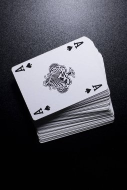 poker kart yığınını görünümü siyah arka plan üzerine kadar kapatın
