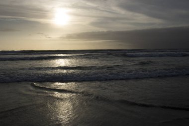 okyanus ile bulutlu gökyüzü günbatımı zamanı sırasında doğal görünümü arka plan üzerinde
