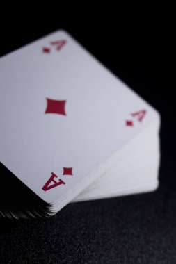 poker kart yığınını görünümü siyah arka plan üzerine kadar kapatın