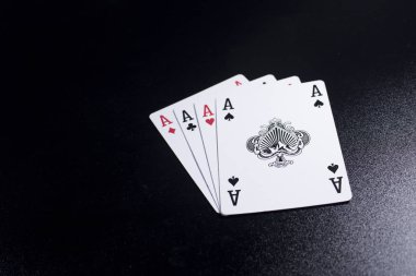 ası dört bir tür poker kart koyu siyah arka plan üzerine