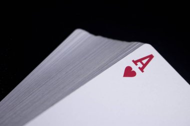 Ace poker kart yığını güverte koyu siyah arka plan üzerine