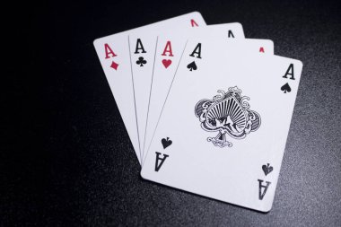 ası dört bir tür poker kart koyu siyah arka plan üzerine