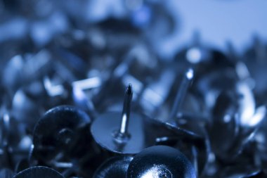 Şemsiye kafa çatı çivi makroyu kapatın