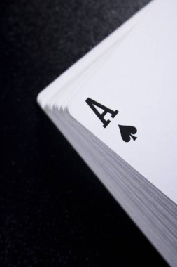 Ace poker kart yığını güverte koyu siyah arka plan üzerine