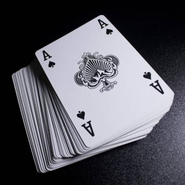 poker kart yığınını görünümü siyah arka plan üzerine kadar kapatın