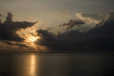 okyanus ile bulutlu gökyüzü günbatımı zamanı sırasında doğal görünümü arka plan üzerinde