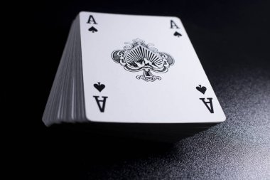 Ace poker kart yığını güverte koyu siyah arka plan üzerine