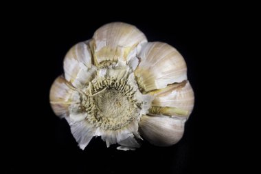 makro ayrıntı sarımsak siyah arka plan üzerine kapatın