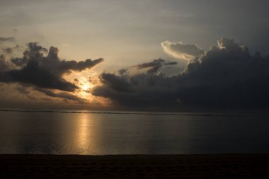 okyanus ile bulutlu gökyüzü günbatımı zamanı sırasında doğal görünümü arka plan üzerinde