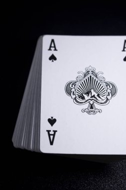 Ace poker kart yığını güverte koyu siyah arka plan üzerine