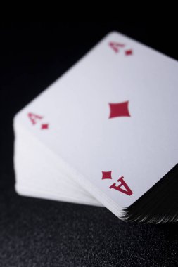 poker kart yığınını görünümü siyah arka plan üzerine kadar kapatın