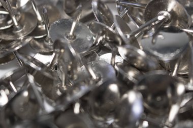 Şemsiye kafa çatı çivi makroyu kapatın