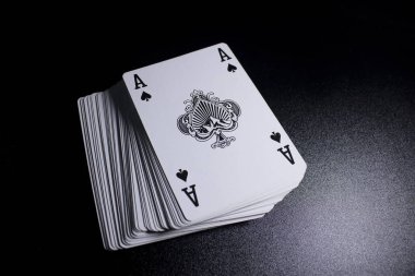 poker kart yığınını görünümü siyah arka plan üzerine kadar kapatın