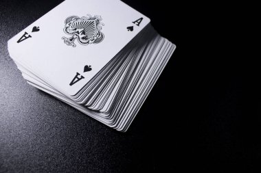 poker kart yığınını görünümü siyah arka plan üzerine kadar kapatın