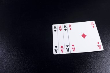ası dört bir tür poker kart koyu siyah arka plan üzerine