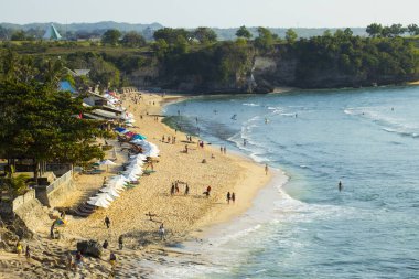 yaz plaj turistlerin Bali ile doğal görünümünü