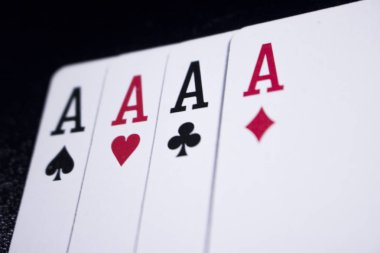 ası dört bir tür poker kart koyu siyah arka plan üzerine