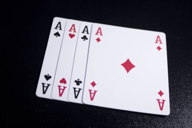 ası dört bir tür poker kart koyu siyah arka plan üzerine