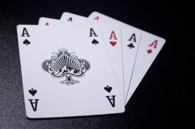 ası dört bir tür poker kart koyu siyah arka plan üzerine