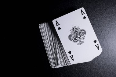poker kart yığınını görünümü siyah arka plan üzerine kadar kapatın