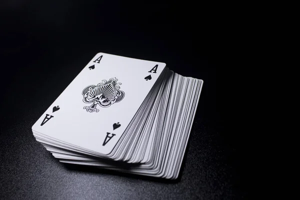 Κλείνω Πάνω Θέα Της Στοίβας Των Καρτών Πόκερ Μαύρο Φόντο — Φωτογραφία Αρχείου