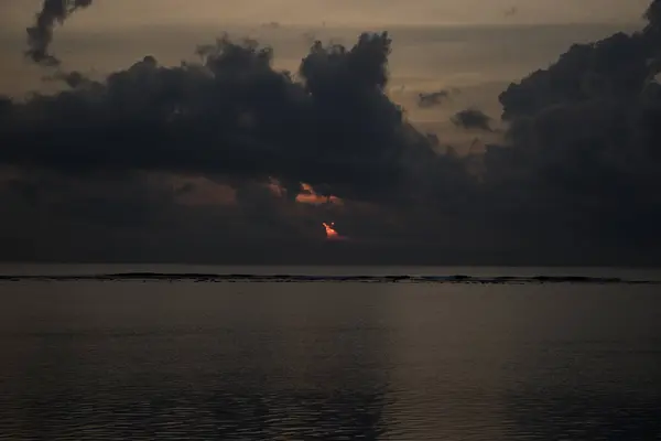 Vista Panorâmica Oceano Durante Pôr Sol Com Céu Nublado Fundo — Fotografia de Stock