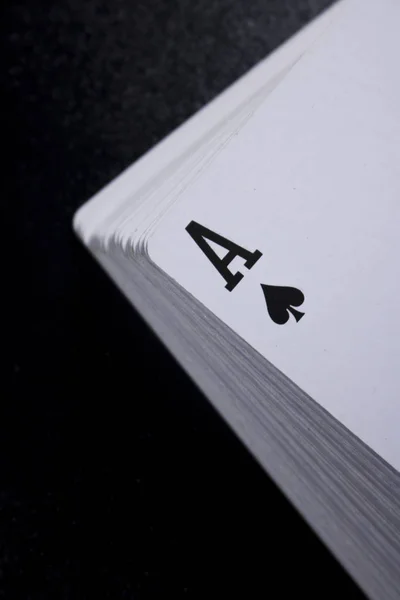 Baralho Pilha Cartas Poker Ace Fundo Preto Escuro — Fotografia de Stock