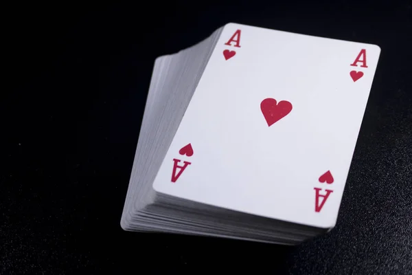 Baralho Pilha Cartas Poker Ace Fundo Preto Escuro — Fotografia de Stock