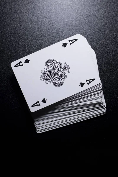 Vista Ravvicinata Pila Carte Poker Sfondo Nero — Foto Stock