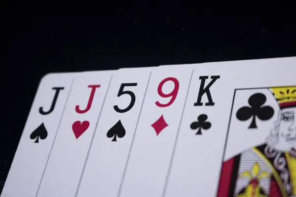 Coppia Carta Poker Sfondo Nero Scuro — Foto Stock