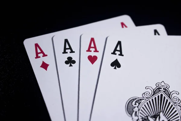 Κλείνω Πάνω Θέα Των Καρτών Πόκερ Τοποθετημένα Μαύρο Φόντο — Φωτογραφία Αρχείου