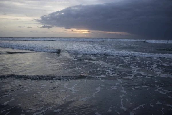 Schilderachtig Uitzicht Oceaan Tijdens Zonsondergang Tijd Met Bewolkte Hemel Achtergrond — Stockfoto