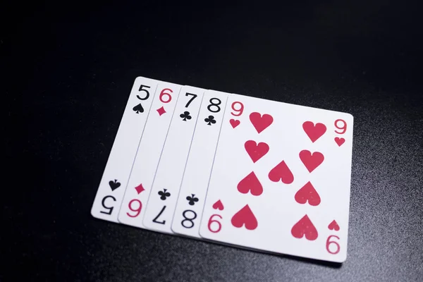Ευθεία Πόκερ Κάρτα Στο Σκοτάδι Μαύρο Φόντο — Φωτογραφία Αρχείου