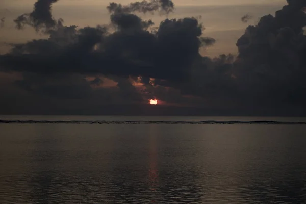 Vista Panorâmica Oceano Durante Pôr Sol Com Céu Nublado Fundo — Fotografia de Stock