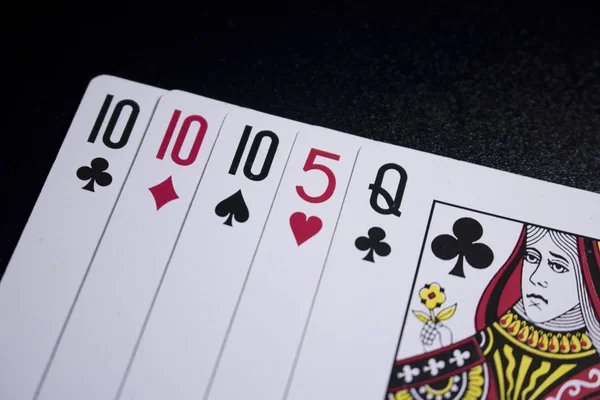 Три Своєрідні Покерні Картки Темно Чорному Тлі — стокове фото