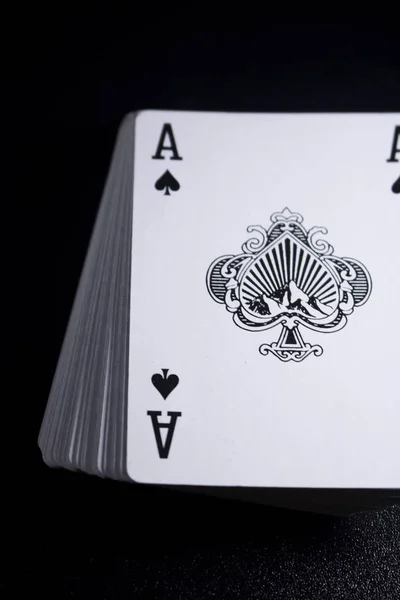 Baralho Pilha Cartas Poker Ace Fundo Preto Escuro — Fotografia de Stock